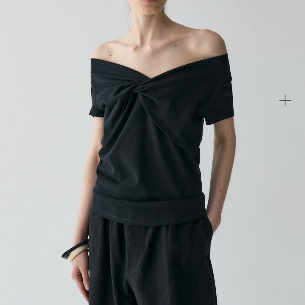 Chic Black Twist Front Women's Tee